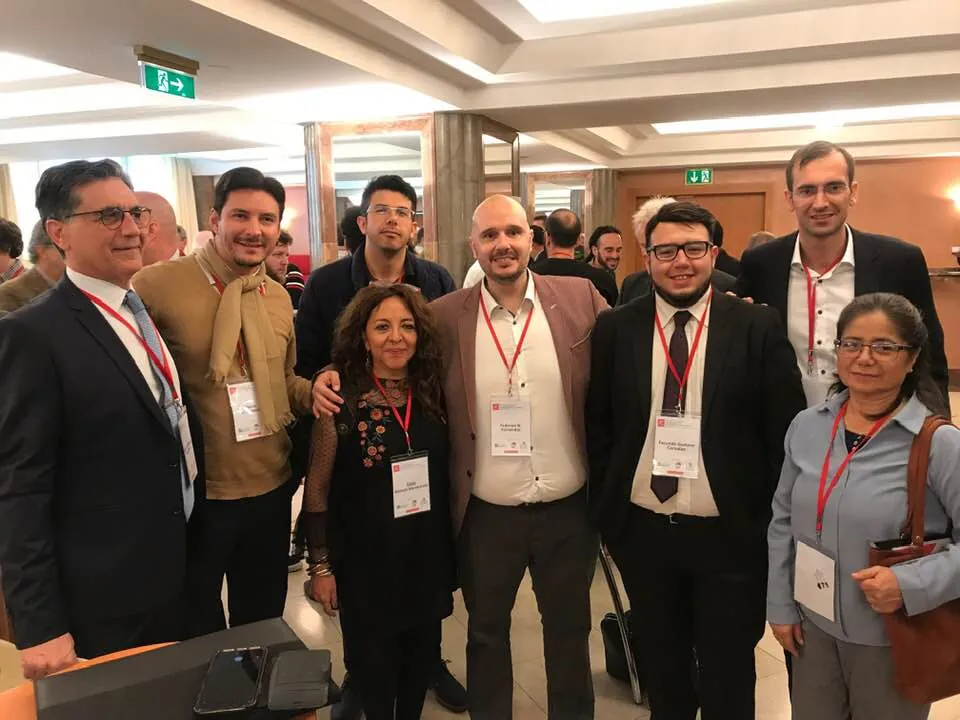 Grupo de participantes reunido en un encuentro de Notoria