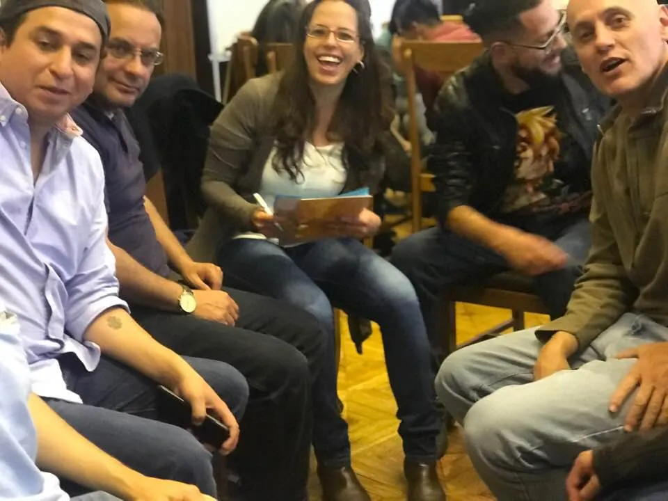 Grupo de jóvenes conversando sentados en un círculo